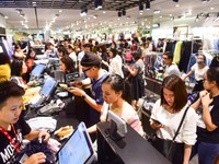 Người Sài Gòn xếp hàng mua đồ trong ngày Black Friday