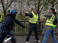 Paris lại mịt mù khói lửa như chiến địa