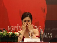 Hương Tràm khóc nghẹn nghe cha nói trong họp báo live show