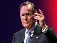 Dẹp khác biệt chính trị, ông Trump tưởng nhớ cố tổng thống Bush ‘cha’