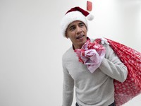 Cựu tổng thống Obama bất ngờ làm ông già Noel đến bệnh viện nhi