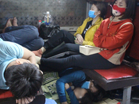 Kinh hoàng tàu tết: hành khách chen chúc, chui gầm ghế để ngủ