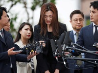 Con gái chủ Korean Air khóc lóc khi ra trình diện cảnh sát