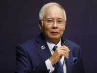 Vừa mất ghế, cựu thủ tướng Malaysia đối mặt điều tra thụt két