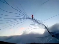 Video vỡ cửa sổ buồng lái, phi công Trung Quốc bị hút nửa người ra ngoài