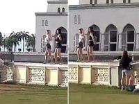 Dân Malaysia giận dữ vì du khách nhảy uốn éo trước nhà thờ Hồi giáo