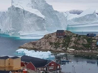 Rùng mình với tảng băng trôi đe dọa cả làng ở Greenland