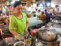 Vệ sinh thức ăn đường phố: Tăng phạt có đảm bảo an toàn?