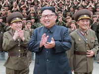 Kim Jong Un vừa đòi bấm nút hạt nhân vừa nêu mở đối thoại