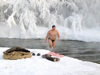 Lạnh -67 độ C, du khách tới Nga vẫn đi tắm sông