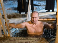 Tổng thống Putin cởi trần, tắm nước -7 độ C ngoài trời
