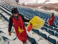 Cổ động viên Việt Nam nhặt rác giữa mưa tuyết sau trận chung kết