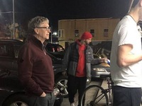 Mạng sốt với ảnh tỉ phú Bill Gates xếp hàng mua thức ăn nhanh 7,68 USD