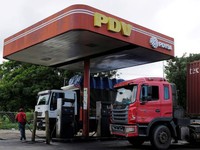 Dân Venezuela xếp hàng dài chờ mua xăng
