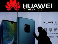 Huawei phạt nặng 2 nhân viên xài iPhone chúc tết