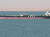 Iran nói tàu chở dầu bị trúng tên lửa, giá dầu tăng ngay