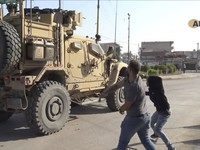 Lính Mỹ bị dân Kurd ném đá, ví như 