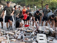 Binh sĩ Trung Quốc mặc áo thun dọn dẹp đường sá Hong Kong