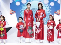 Hoa hậu Mỹ Linh mặc áo dài Ngọc Hân tại Tuần lễ thời trang thiếu nhi châu Á