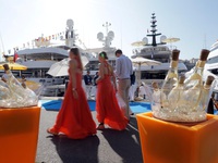 Các tỉ phú toàn cầu lần đầu "nghèo" đi kể từ năm 2015