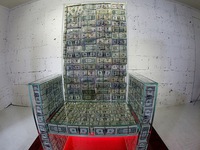 Tỉ phú Nga bọc 1 triệu USD tiền mặt trong kính chống đạn để làm ghế ngồi