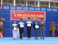 Nhận phần thưởng thay con, bà mẹ bán vé số "mắc cỡ nhưng vì con tôi hi sinh hết"