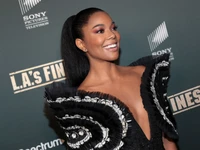 Gabrielle Union diện đồ Công Trí trong buổi ra mắt phim L.A.’s Finest