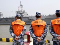 Tàu chiến Mỹ giáp mặt tàu Trung Quốc 
