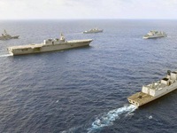 Đàm phán cứ đàm, Mỹ vẫn tập trận trên Biển Đông
