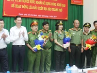 Khen thưởng Công an TP.HCM phá băng nhóm người Trung Quốc lừa đảo công nghệ
