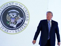 Ông Trump phát biểu trước huy hiệu tổng thống bị chỉnh sửa