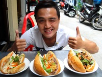 Hai chàng trai với kênh ẩm thực hè phố Sài Gòn
