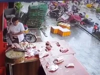 Video bão mạng một vụ trộm thịt heo nhét vào túi quần