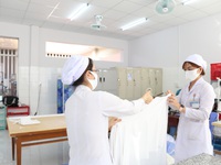 Tranh thủ giờ nghỉ, nhân viên bệnh viện may 1.000 khẩu trang tặng người dân Mỹ