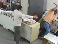 Nữ nhân viên bị đánh vì nhắc nam đồng nghiệp đeo khẩu trang