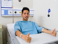 Bác sĩ phẫu thuật cho Hùng Dũng: 