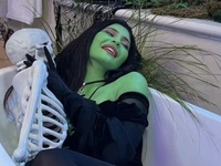 Kylie Jenner sơn người xanh lét, ôm bộ xương mô hình tạo dáng trong bồn tắm