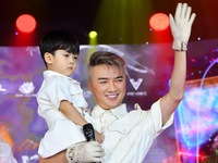 Đàm Vĩnh Hưng bất ngờ công khai con trai ruột trong live show mừng sinh nhật