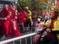 Chú rể dẫn đầu đoàn shipper đi rước dâu