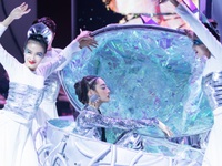 Hoa hậu Lương Thùy Linh mạo hiểm diễn vedette ở độ cao 8 mét