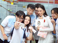 Hoa hậu Ban Mai xinh tươi về thăm trường cũ, giao lưu truyền cảm hứng cho đàn em