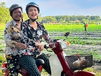 Ảnh vui sao Việt 19-11: Hoa hậu Ngọc Châu giản dị ra đồng cùng mẹ