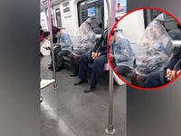 Nữ hành khách trùm kín túi ni lông ngồi ăn trên tàu điện