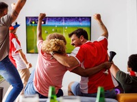 Thanh niên bị liệt cơ mặt vì liên tục thức đêm xem World Cup