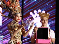 Đỗ Thị Hà catwalk chật vật với chiếc mũ nặng gần 20kg