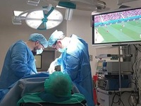 Bệnh nhân đòi xem World Cup dù đang được phẫu thuật