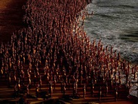 Phía sau khoảnh khắc 2.500 người khỏa thân trên bãi biển