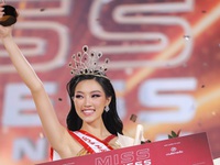Đoàn Thu Thủy đăng quang hoa hậu, nhận tổng giải thưởng 3,8 tỉ đồng