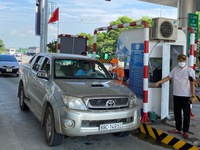Nhiều xe gặp lỗi không nhận diện thẻ, phải trả tiền mặt tại trạm thu phí cao tốc Nội Bài - Lào Cai