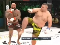 Liên tục "xoay vòng", võ sĩ nặng 150kg chấn thương xin thua dù... "chưa trúng đòn nào"